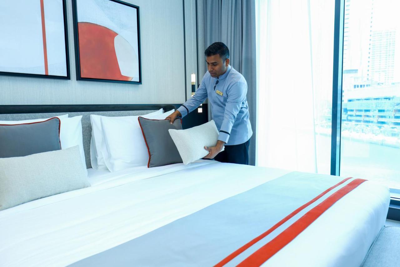 Hotel Charthouse Bahrain Manama Exterior foto A hotel housekeeper making a bed