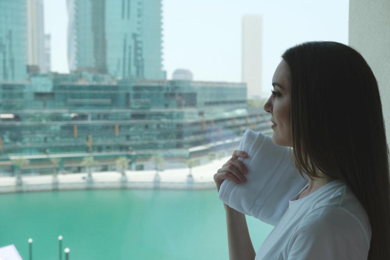 Hotel Charthouse Bahrain Manama Exterior foto A woman in Dubai
